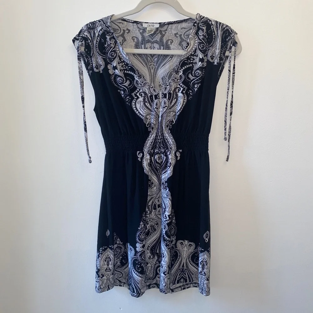 Classic Black and White Patterned Cache Dress Medium